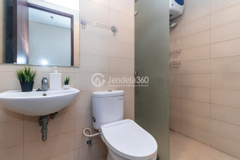 Bathroom 2 2BR Sky Terrace Apartment at Tower Pecatu