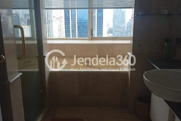 Bathroom 5BR Apartment with City View at Batavia Apartment