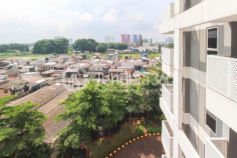 Balcony Relaxing Studio Apartment at The Crest West Vista Puri on Lower Ground
