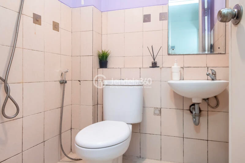 Bathroom Minimalist 2BR Low Floor Apartment Close to ITC Cipulir Mas at Pakubuwono Terrace