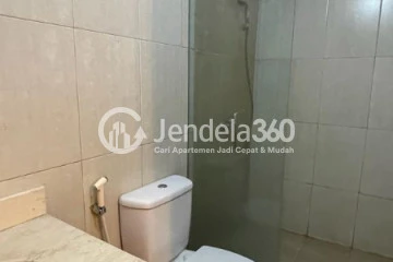 Bathroom 1BR MTH Square Apartment at Middle Floor