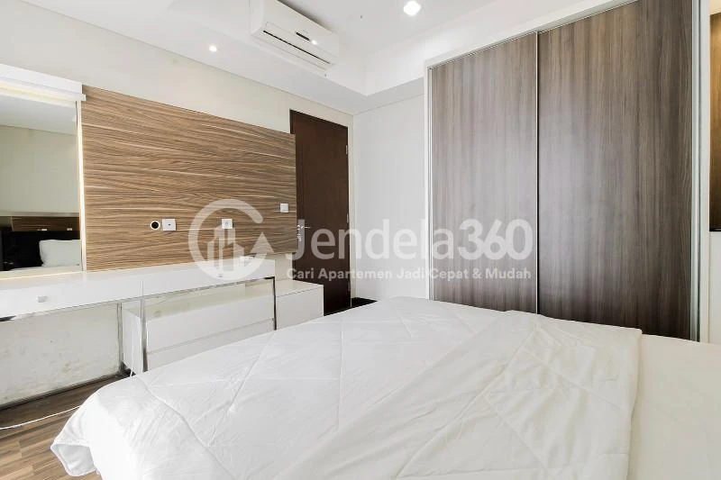Bedroom Comfy 1BR Apartment at Royale SpringHill Residence with Swimming Pool View