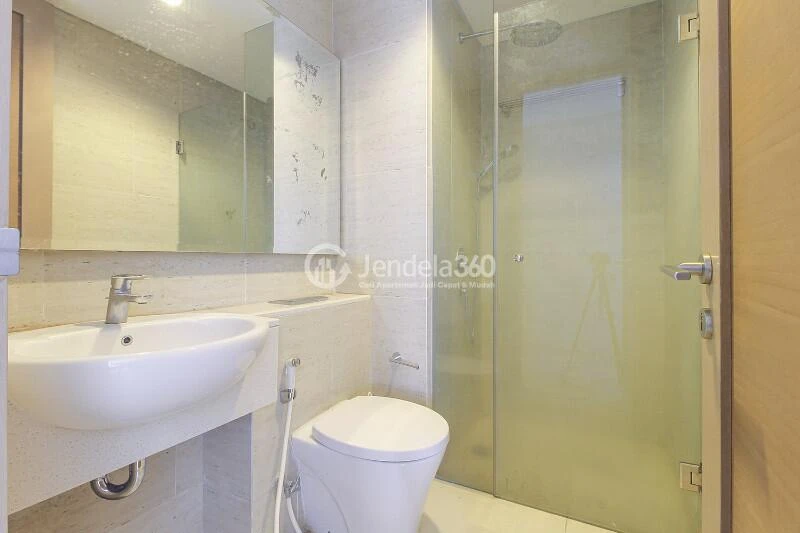 Bathroom 3BR Apartment with City View at Taman Anggrek Residence