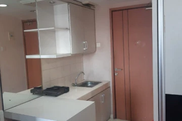 Kitchen Middle Floor Studio Apartment with City View at Margonda Residence 3