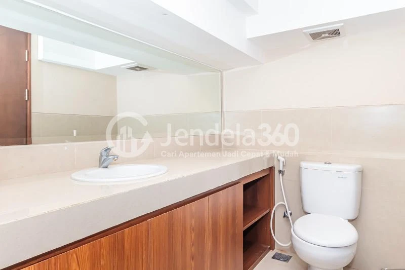 Bathroom High Floor 1BR Apartment with City View at U Residence Karawaci