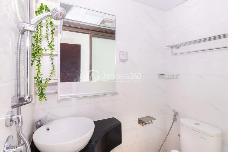 Bathroom Elegant Studio Apartment with City View at Sky House BSD Apartment