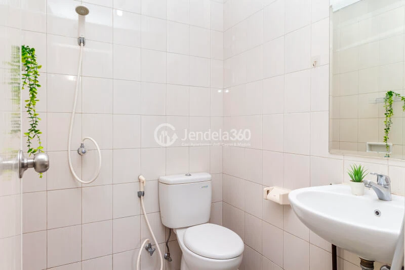 Bathroom 2BR Signature Park Grande Apartment at Low Floor
