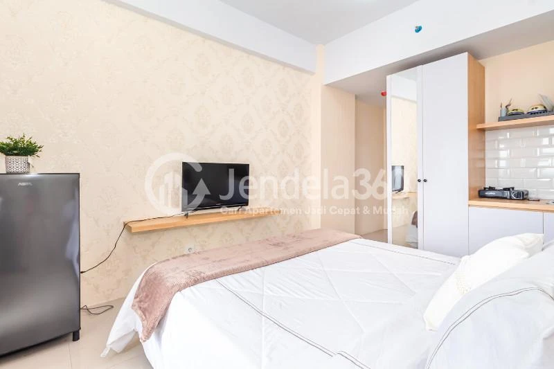 Bedroom Middle Floor Studio Apartment with City View at LA Hub City Apartment