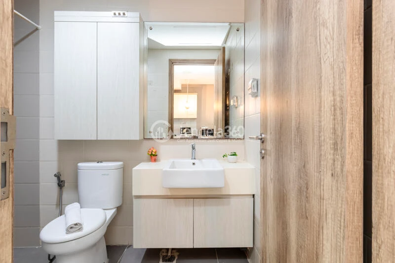 Bathroom Low Floor 1BR Apartment with City View at Pejaten Park Residence