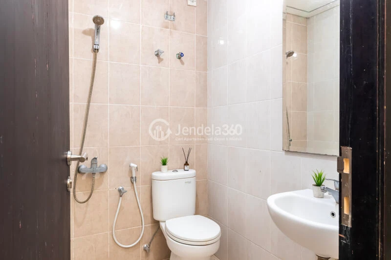 Bathroom Studio Apartment with City View at Nifarro Park Apartment