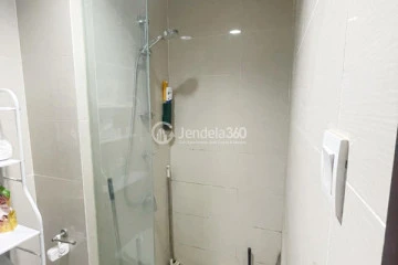 Bathroom High Floor 1BR Apartment with City View at Puri Mansion