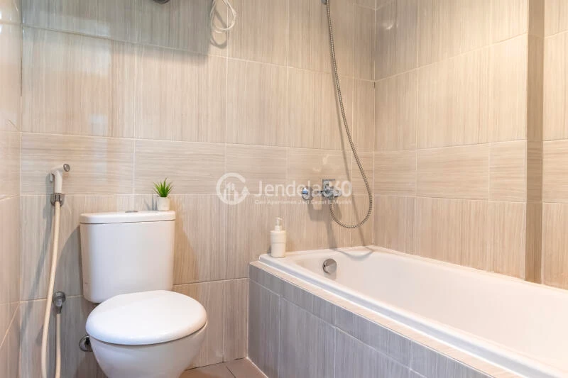 Bathroom 1BR Apartment with City View at Vasanta Innopark Apartment