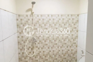 Bathroom Middle Floor 1BR Apartment with  View at Samesta Mahata Margonda Apartment