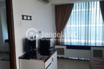 Bedroom Middle Floor 1BR Apartment with City View at Tamansari The Hive
