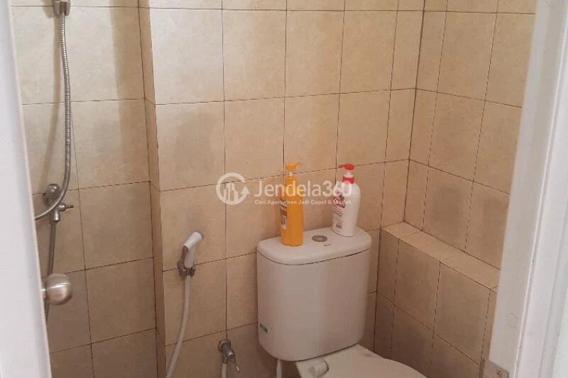 Bathroom Best Deal Studio Apartment at Margonda Residence 2 Low Floor