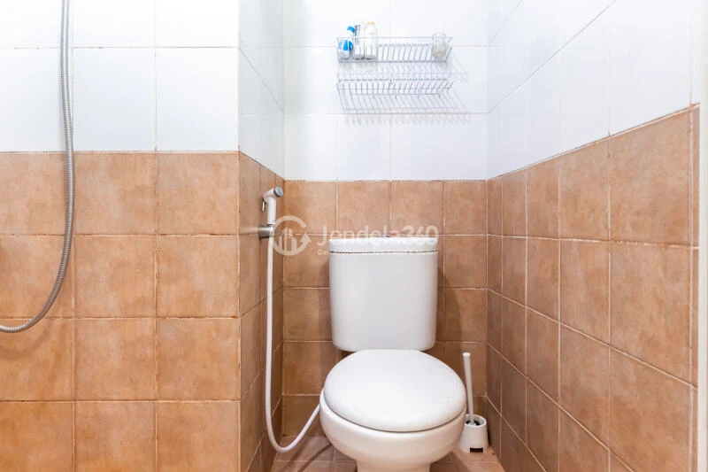 Bathroom Low Floor 2BR Apartment with Swimming Pool View at Green Pramuka City Apartment