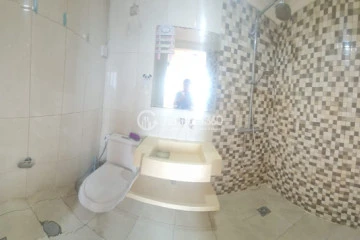 Bathroom Tidy 3BR Apartment at Green Central City Apartment Middle Floor