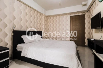 Bedroom Compact Studio Apartment with Relaxing Thematic Park at Bintaro Park View