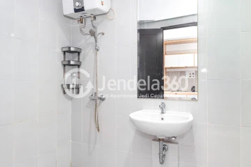 Bathroom Studio Apartment with City View at Casa De Parco Apartment