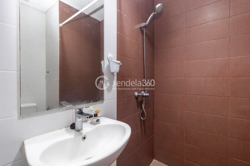 Bathroom Studio Apartment with city View at Puri Orchard Apartment