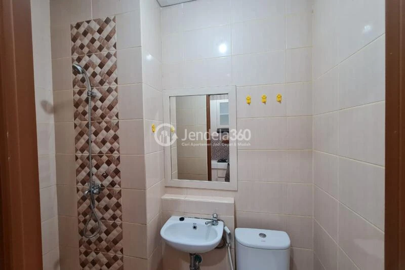 Bathroom Good Deal Studio Apartment Low Floor with  View at Dave Apartment