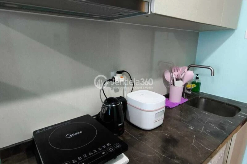 Kitchen Spotless Studio Apartment at Puri Mansion Tower B