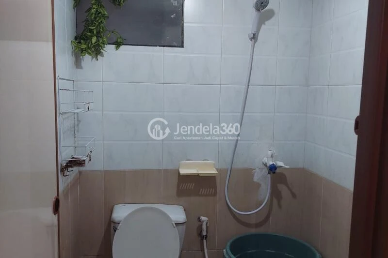 Bathroom 2BR Apartment with  View at Laguna Pluit Apartment