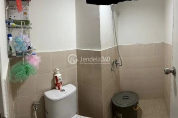 Bathroom 2BR Podomoro Golf View Apartment at High Floor