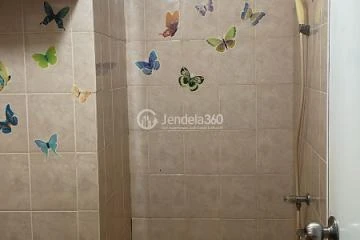 Bathroom High Floor 2BR Apartment with  View at Green Lake Sunter Apartment