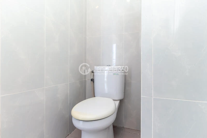 Bathroom Simply Look Studio Apartment Middle Floor with city View at Serpong Garden Apartment