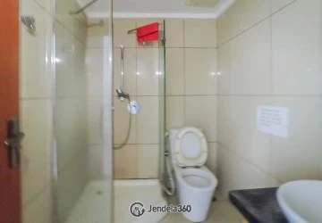Bathroom 1BR Apartment with city and sahid View at City Lofts Apartment